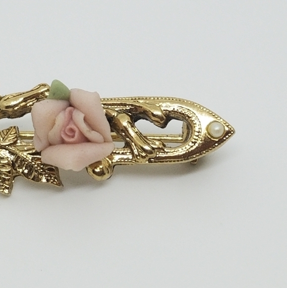 1928 BRAND VINTAGE GOLDTONE & PINK PORCELAIN ROSE ACCENT PIN - Picture 2 of 4